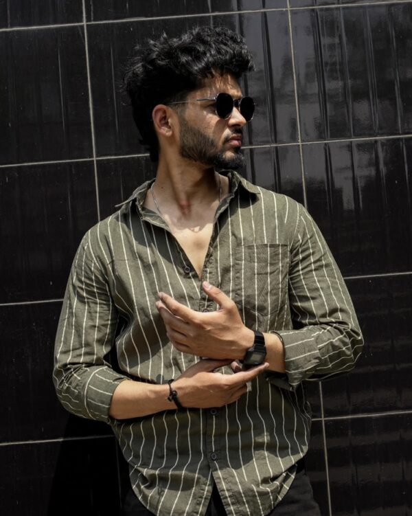 Striped collar shirt
